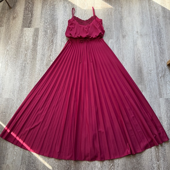 The Most Stunning Burgundy Vintage 70s Pleated Dress - Picture 11 of 13